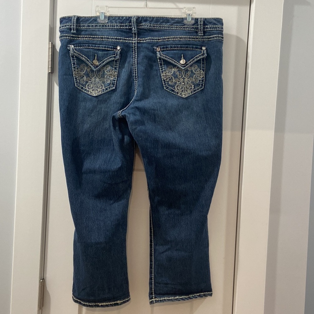 Nine West Denim Jean Capris Size 16 / 33 Thick Stitching Jeweled And Embroidered